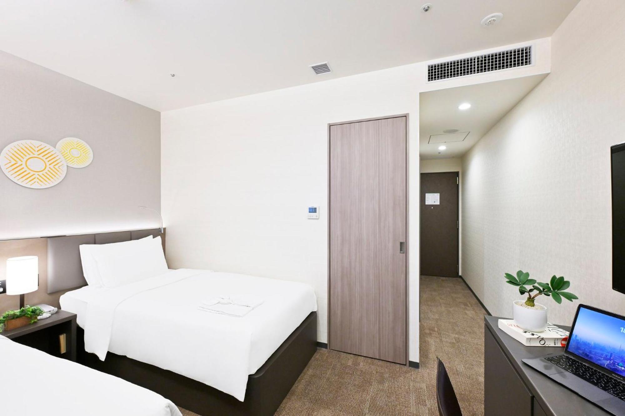 Holiday Inn & Suites Shin Osaka By Ihg Exterior photo